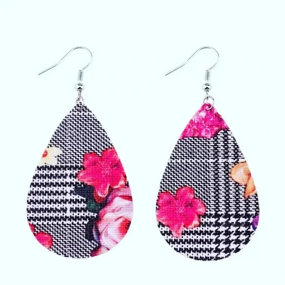 💥3/$15💥Plaid Teardrop Earrings with Flowers - Picture 2 of 2